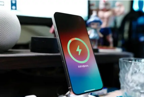 梨树苹果15换屏服务分享用什么充电器给iPhone15充电更好 